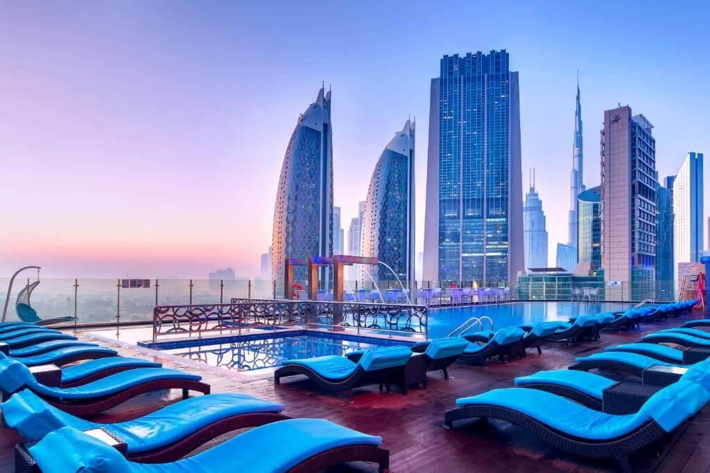 نمای برج های دبی استخر هتل جوورا