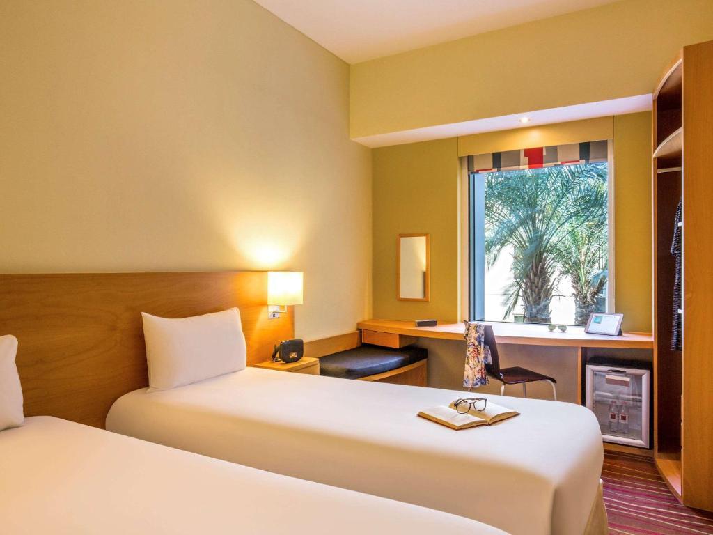 اتاق دابل با دو تخت تک نفره هتل ایبیس امارات مال